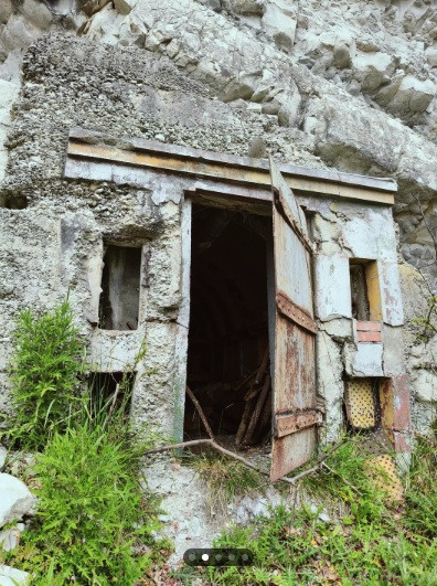 Mở cánh cửa gỗ bí ẩn trên vách đá, cảnh tượng bên trong gây xôn xao - Ảnh 1.