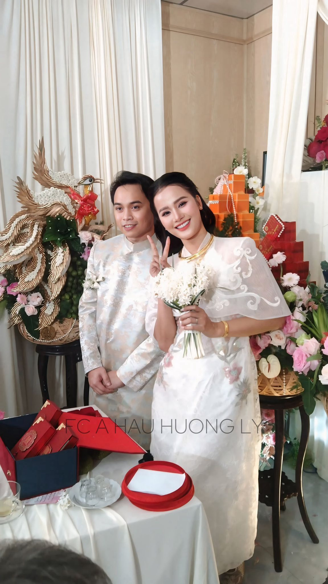 Á hậu Hương Ly khóa môi chồng doanh nhân cực ngọt trong bộ ảnh cưới tại Úc