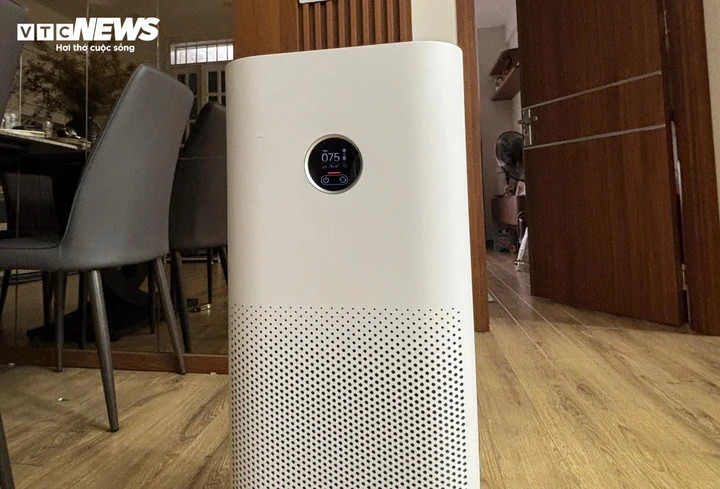 Nhiều gia đình sử dụng máy lọc không khí với hy vọng bảo vệ sức khỏe cho cả nhà trong những ngày không khí luôn ở mức xấu, nguy hại. (Ảnh: Như Loan)