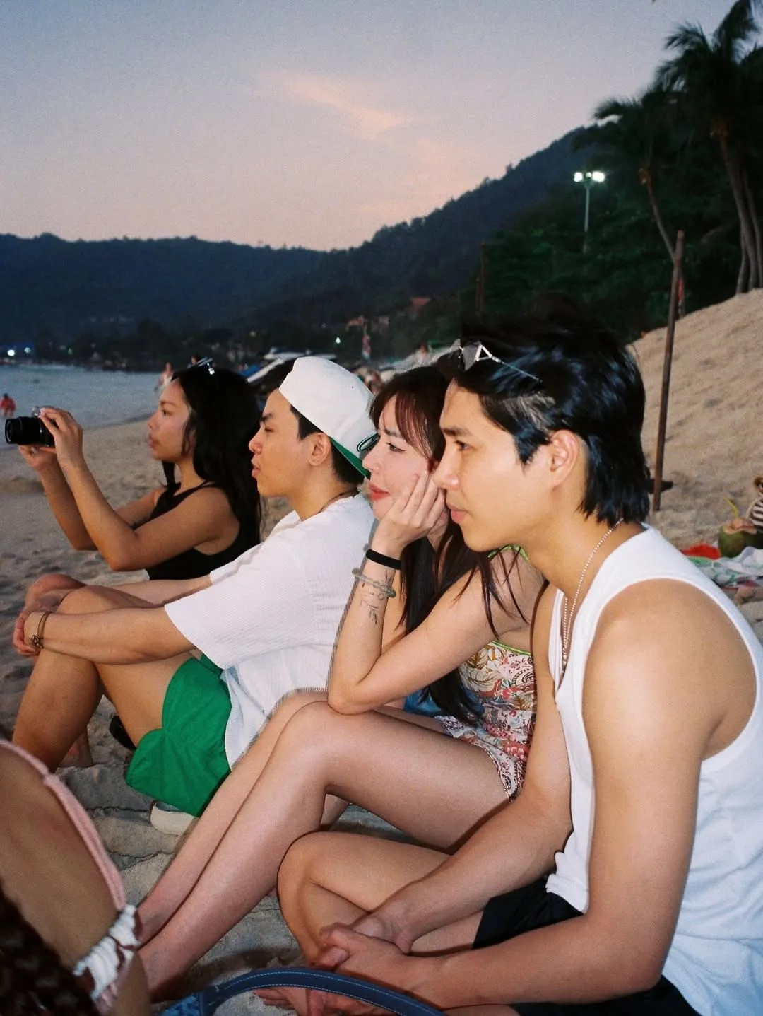 Lộ ảnh Tăng Duy Tân Bích Phương đi du lịch cùng nhau ôm eo đầy tình cảm