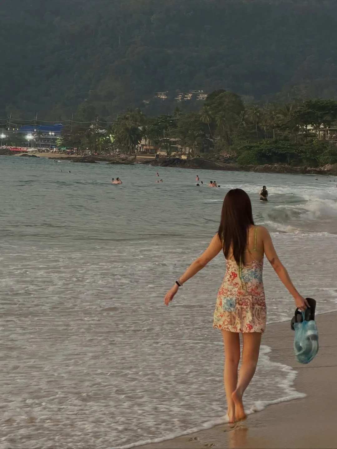 Lộ ảnh Tăng Duy Tân Bích Phương đi du lịch cùng nhau ôm eo đầy tình cảm