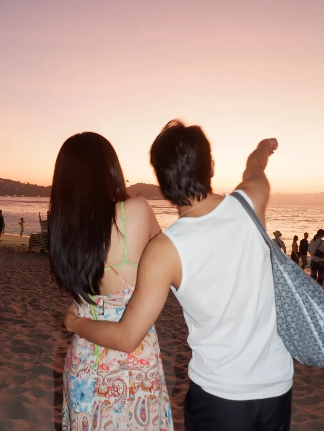 Lộ ảnh Tăng Duy Tân Bích Phương đi du lịch cùng nhau ôm eo đầy tình cảm