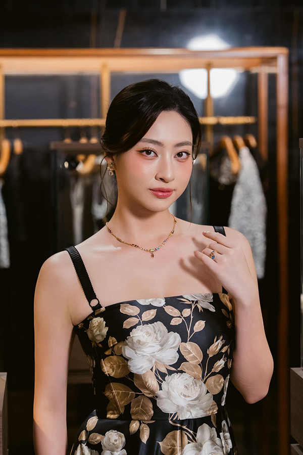 Lương Thùy Linh vừa gây bão với gương mặt bầu bĩnh ở đời thực có nhan sắc ra sao?
- Ảnh 2.