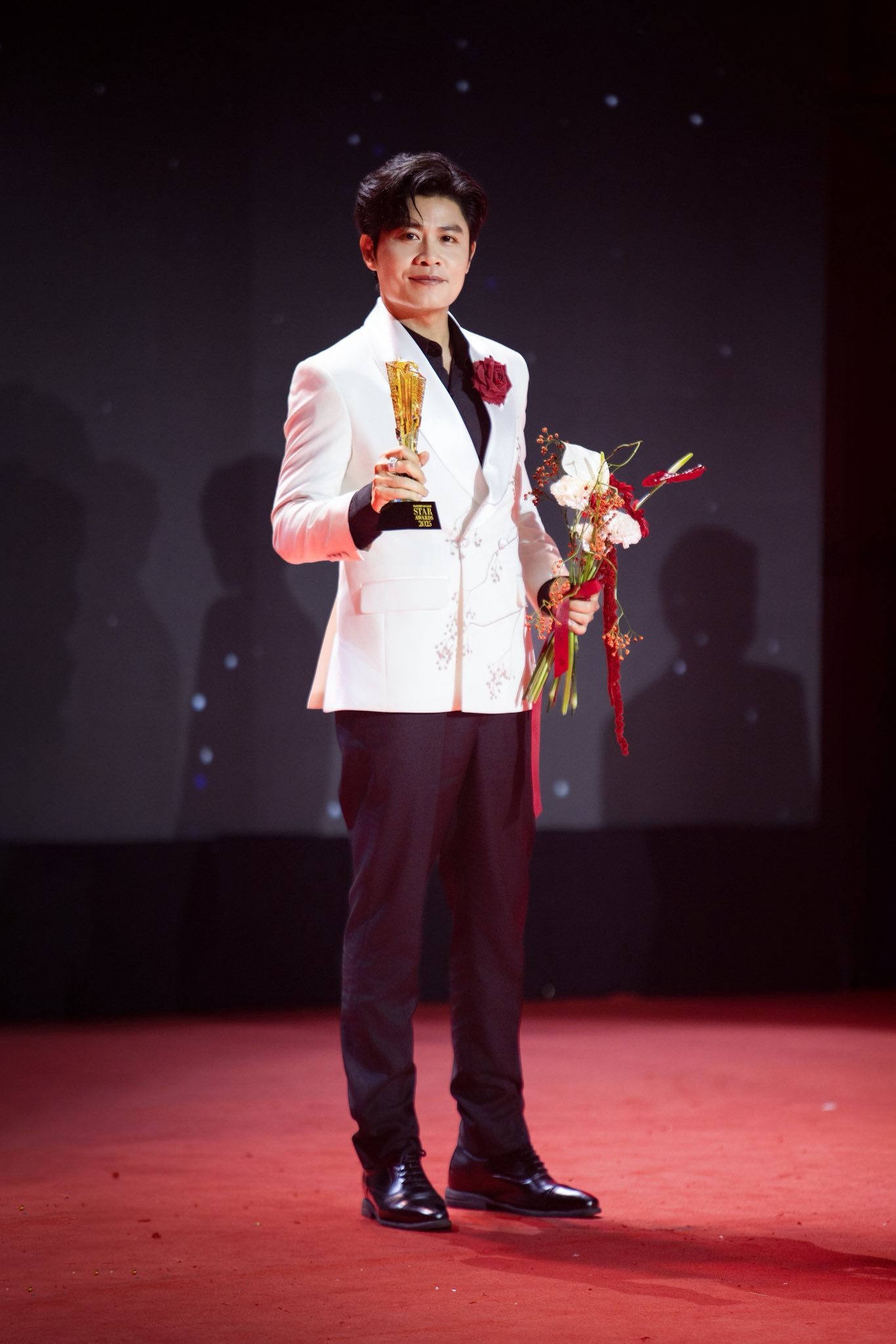 Nhạc sĩ Nguyễn Văn Chung trúng tuyển đại học ở tuổi 42 và nhận Giấy khen đặc biệt - Ảnh 4.