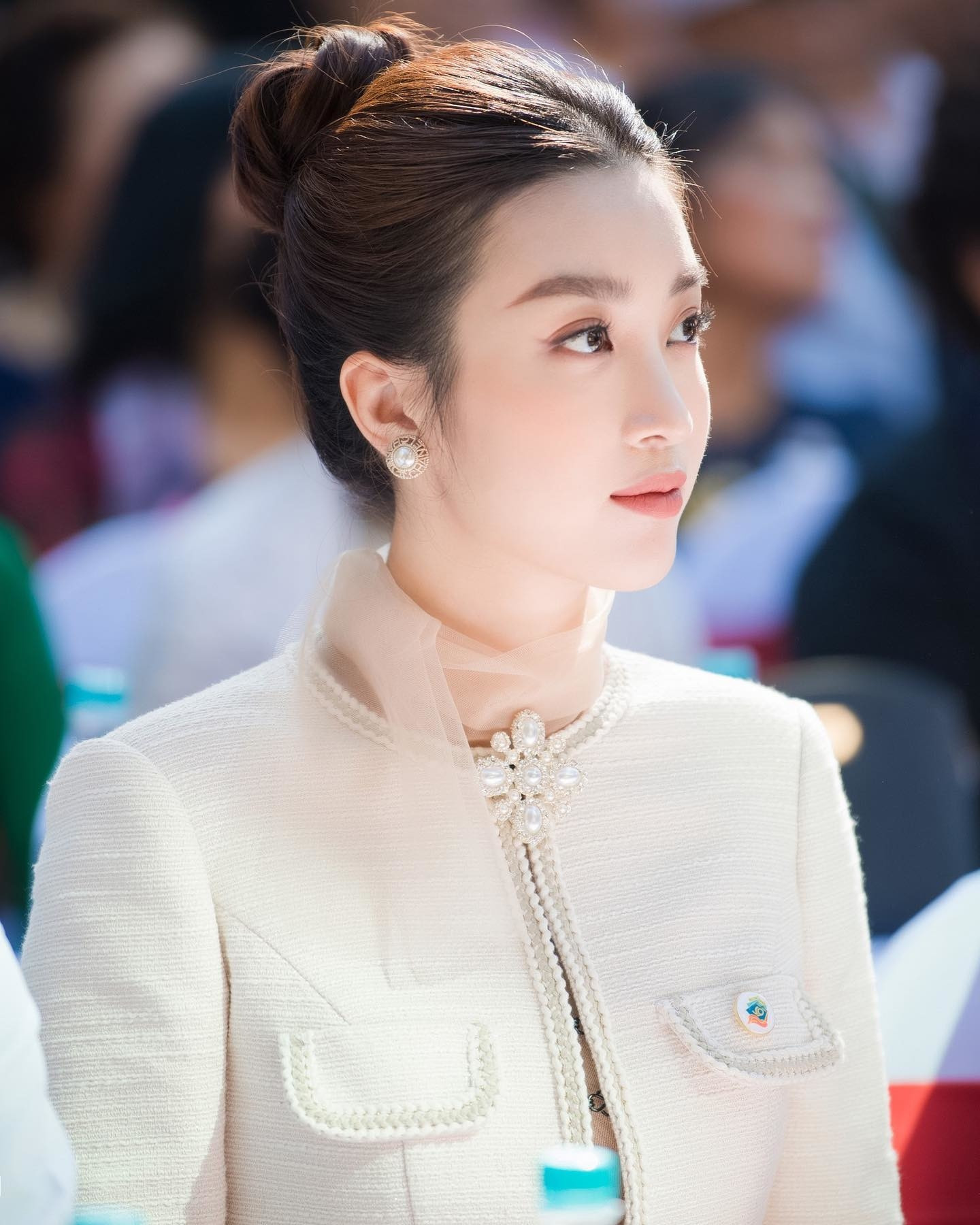 Soi tủ đồ mùa đông ngập tràn kiểu áo chất tweed của 'nàng dâu hào môn' Đỗ Mỹ Linh - Ảnh 5.