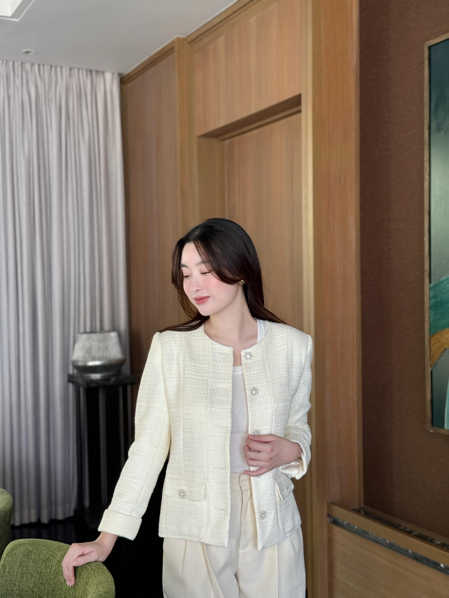 Soi tủ đồ mùa đông ngập tràn kiểu áo chất tweed của 'nàng dâu hào môn' Đỗ Mỹ Linh - Ảnh 4.