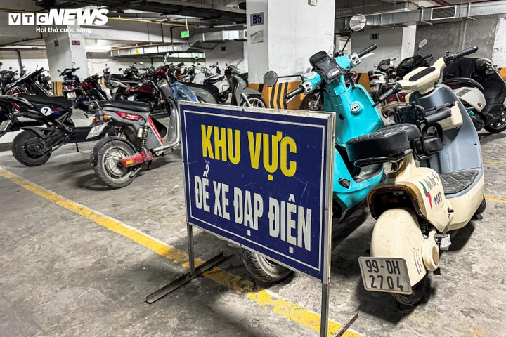 Khu vực để xe điện tại một hầm chung cư trên địa bàn Hà Nội.