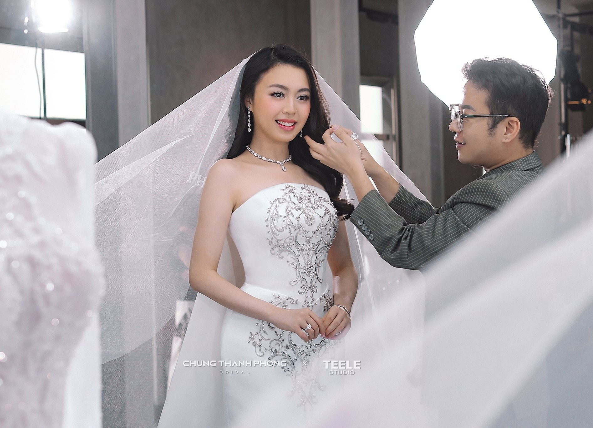 Tiên Nguyễn diện đầm nghìn đô đi đám cưới