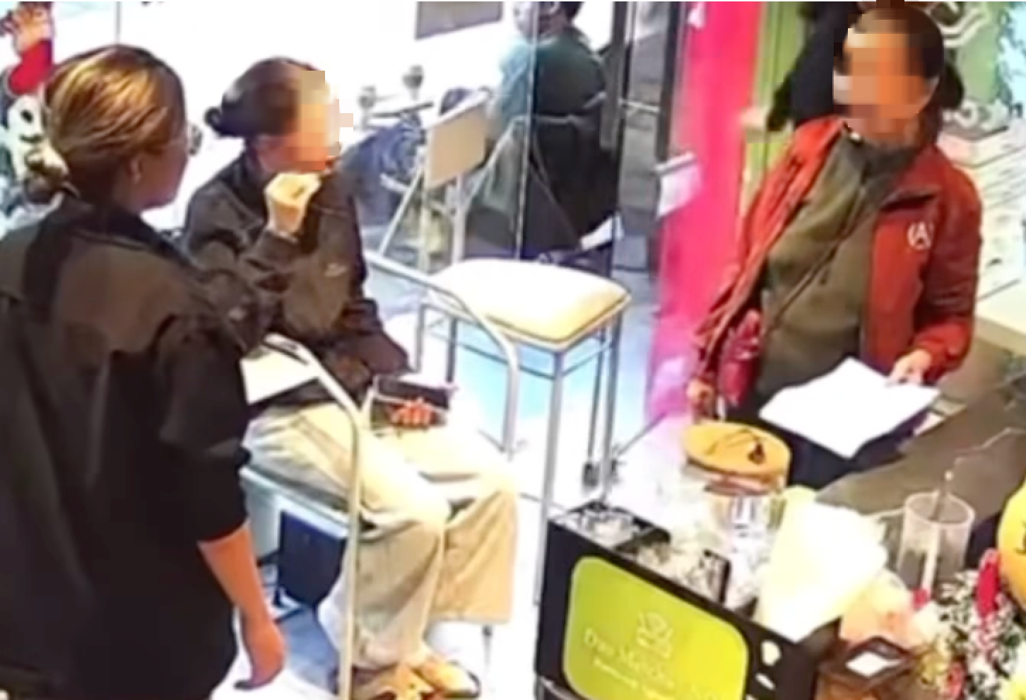 Clip 2 phụ nữ kêu gọi ủng hộ đồng bào lũ lụt gây tranh cãi tại Hà Nội - Ảnh 1.