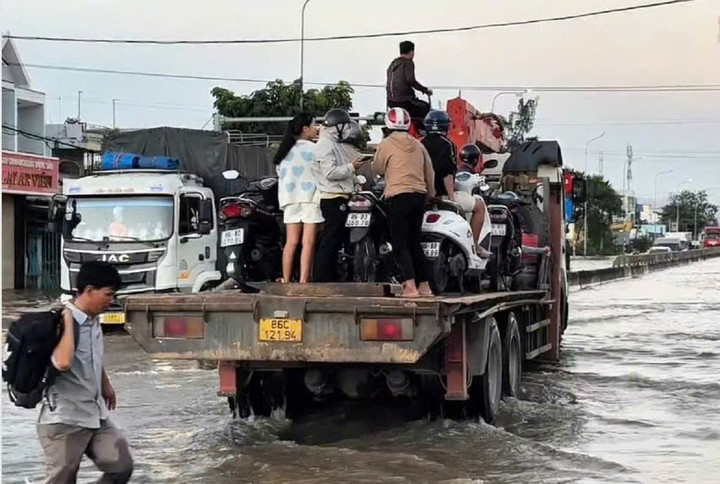 Khu vực km1700 Quốc lộ 1 đoạn qua phường Hàm Thắng ngập, xe máy không thể lưu thông. (Ảnh: B.H)