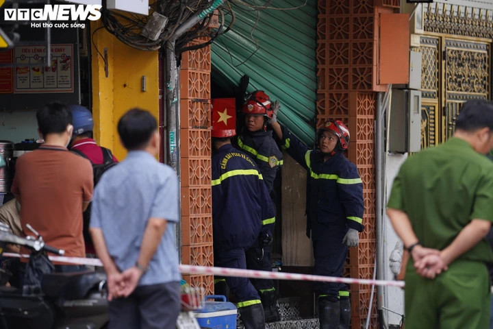 Lực lượng chức năng đang phong toả hiện trường vụ cháy. (Ảnh: Lương Ý)