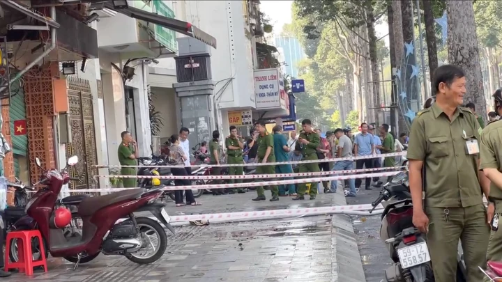 Lực lượng chức năng phong toả hiện trường, điều tra nguyên nhân vụ cháy làm 4 người tử vong.