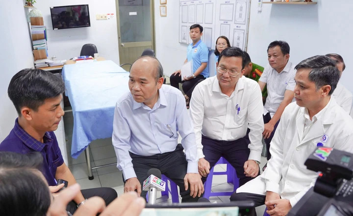 Đồng chí Trần Văn Bảy, Phó Chủ tịch UBND TP.HCM dẫn đoàn đến thăm hỏi, động viện gia đình nạn nhân.