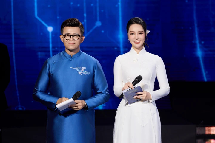 Á hậu Thuỵ Vân vừa trở lại với guồng quay công việc sau hơn 2 tháng sinh con.