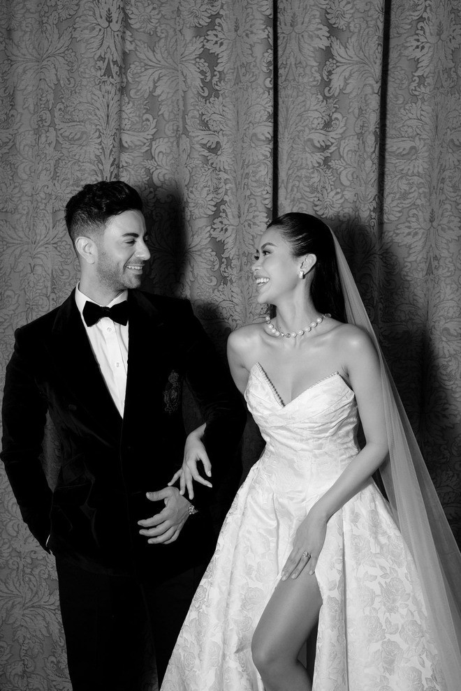 Cận cảnh bộ kim cương giá trị cô dâu Tiên Nguyễn đeo trong hôn lễ