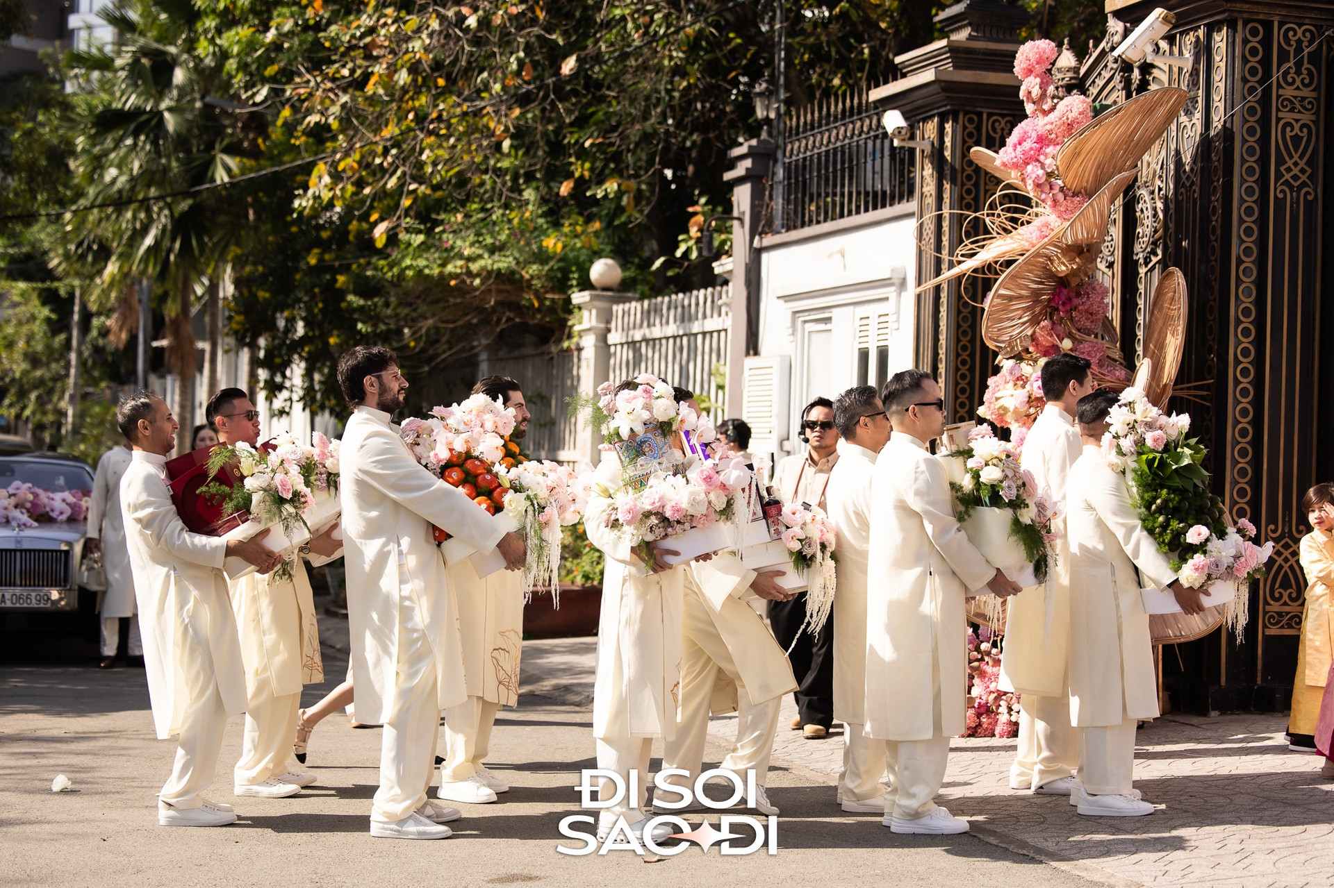 Cận cảnh sính lễ hoành tráng chú rể ngoại quốc mang đi hỏi cưới Tiên Nguyễn