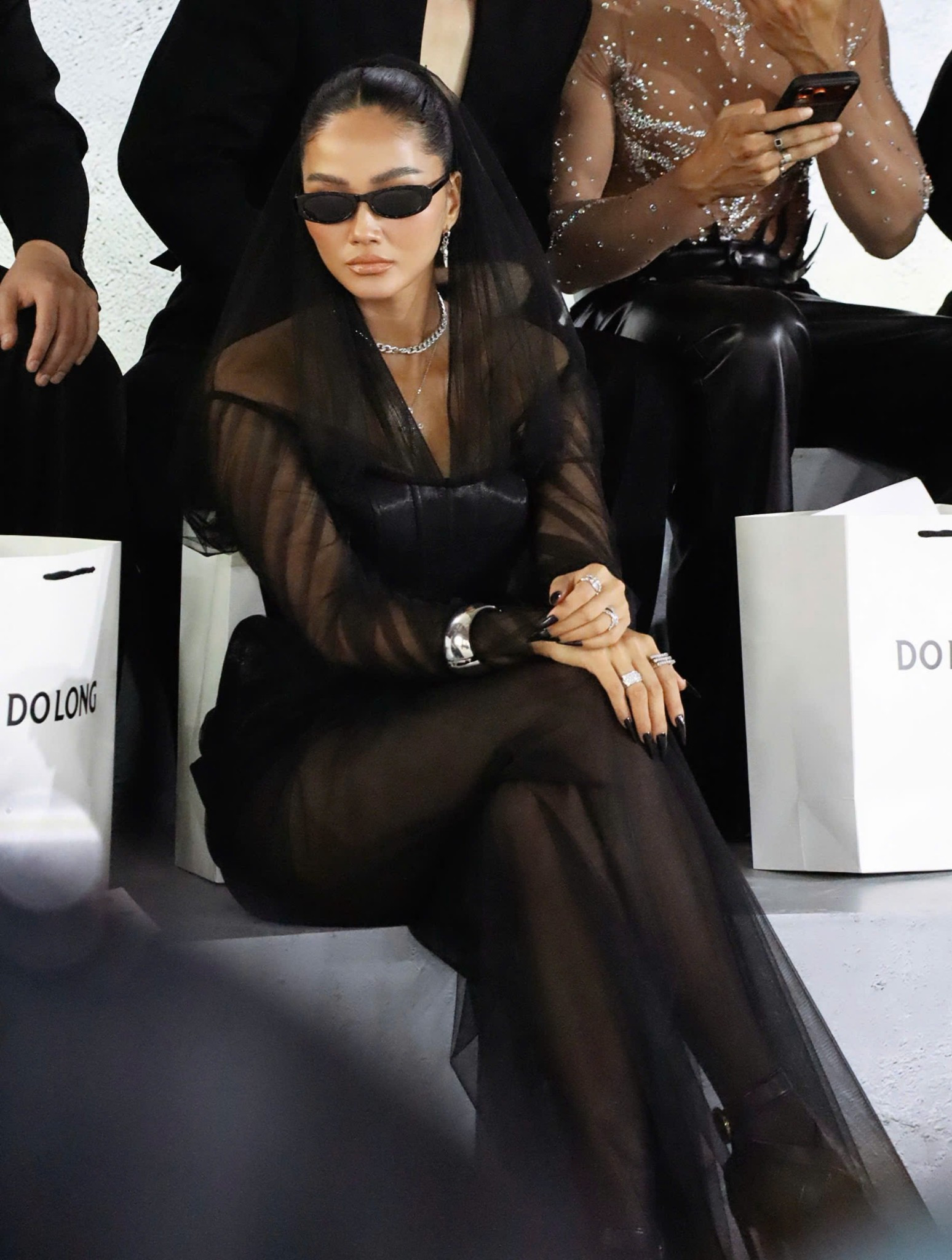 Team qua đường tóm gọn HHen Niê ở sự kiện vóc dáng ra sao sau 2 tháng sinh con