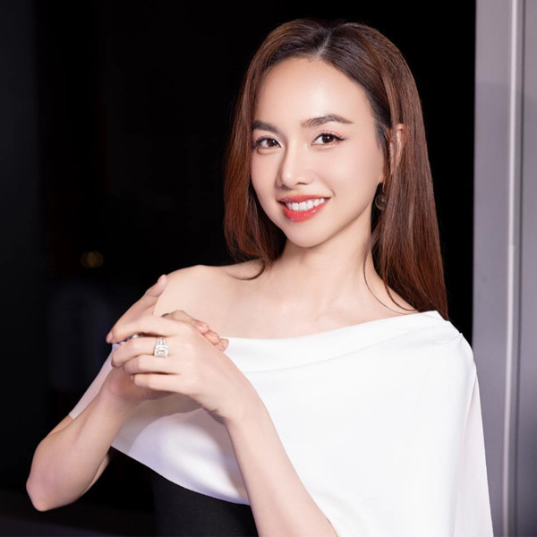 Hoa khôi Tây Đô sau 21 năm đăng quang có hạnh phúc viên mãn bên chồng - đạo diễn trăm tỷ - Ảnh 2.