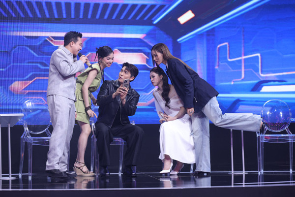 Hoa khôi Tây Đô sau 21 năm đăng quang có hạnh phúc viên mãn bên chồng - đạo diễn trăm tỷ - Ảnh 5.