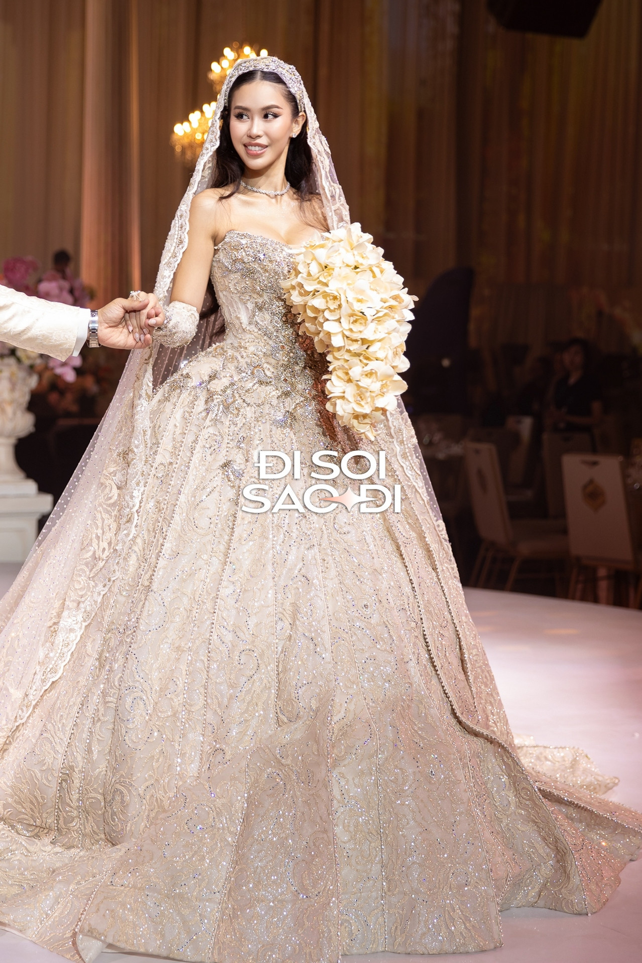 Tiên Nguyễn lộ diện ở siêu đám cưới diện váy đính hàng nghìn viên đá quý