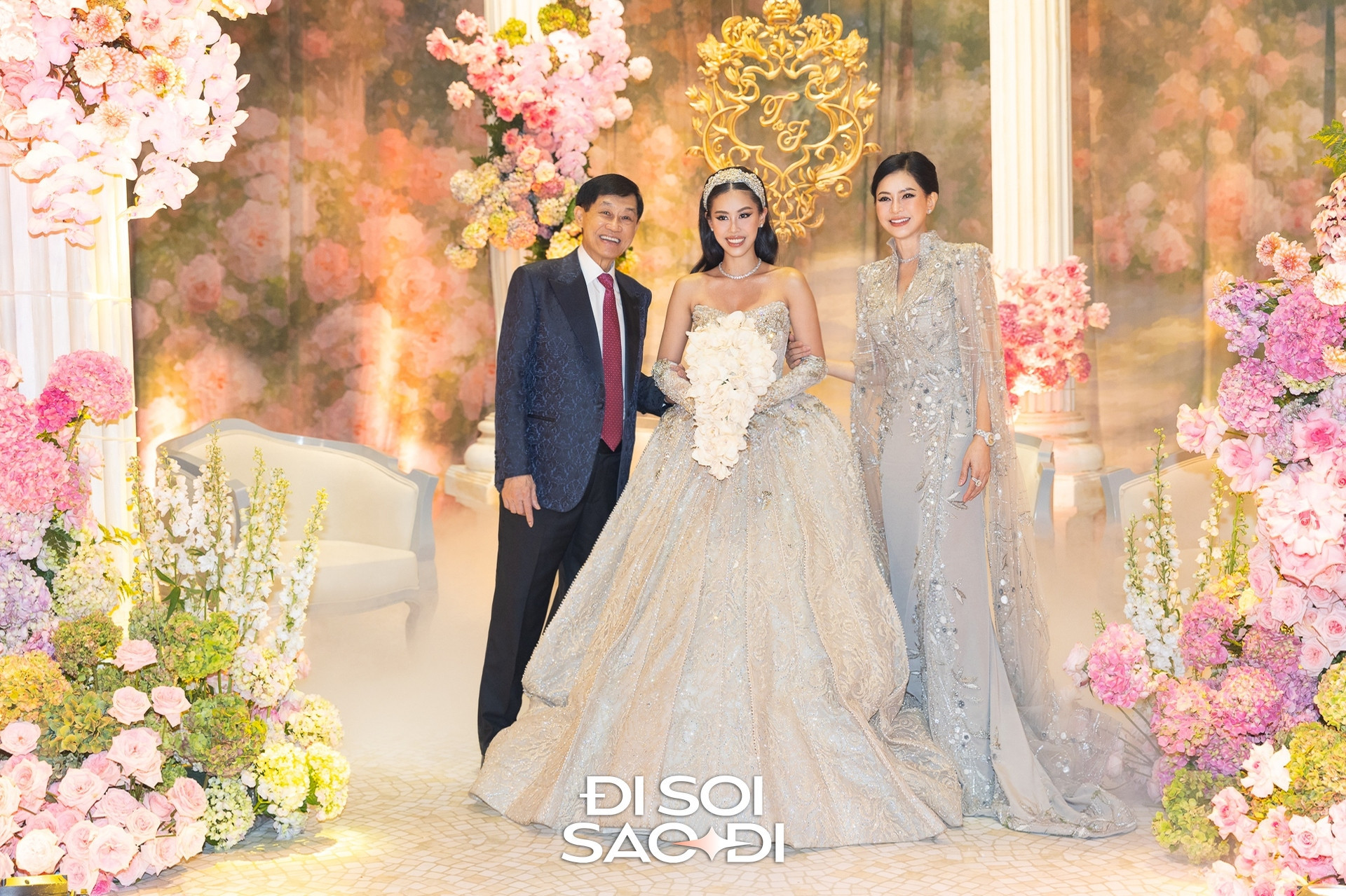 Tiên Nguyễn lộ diện ở siêu đám cưới diện váy đính hàng nghìn viên đá quý