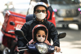 Mỗi khi ra đường, người Hà Nội luôn phải trùm kín mít để tránh bụi mịn. (Ảnh minh họa: Nam Nguyễn - Viên Minh)