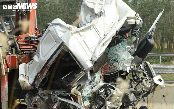 Vụ tai nạn làm 2 người chết tại chỗ, 3 người khác bị thương. Hiện danh tính các nạn nhân cũng như tình hình sức khoẻ những người bị thương vẫn chưa được công bố.
