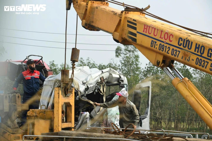 Trước đó, khoảng 5h30 ngày 8/12, ô tô tải biển số 36H-054.XX do tài xế Trần Văn Trung (SN 1998, trú tỉnh Thanh Hóa) điều khiển di chuyển trên cao tốc Bùng - Vạn Ninh hướng Bắc - Nam. Khi đến Km635+450 đoạn qua xã Hoàn Lão (Quảng Trị) tông vào xe đầu kéo biển kiểm soát 61C-327.XX, kéo theo rơ-moóc biển số 63R-004.XX do tài xế Nguyễn Văn Hậu (SN 1966, trútỉnh Đồng Tháp) điều khiển.