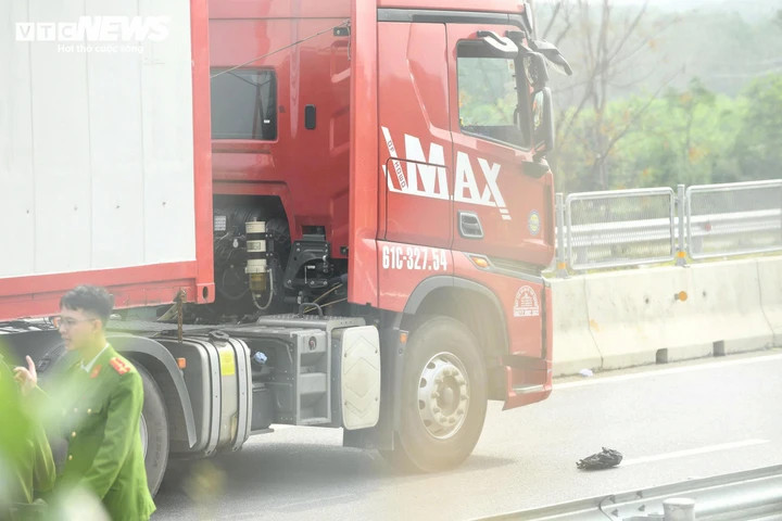 Ngoài ra, lực lượng kỹ thuật hình sự cũng có mặt để thu thập thông tin, khám nghiệm hiện trường phục vụ công tác điều tra.