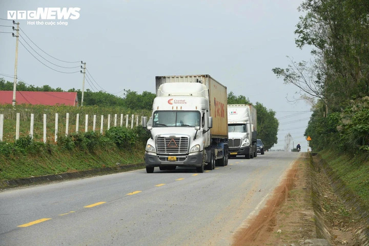 Các phương tiện di chuyển hướng Bắc - Nam được hướng dẫn đi qua đường Hồ Chí Minh nhánh Đông để tránh vị trí ách tắc trên cao tốc Bùng - Vạn Ninh.
