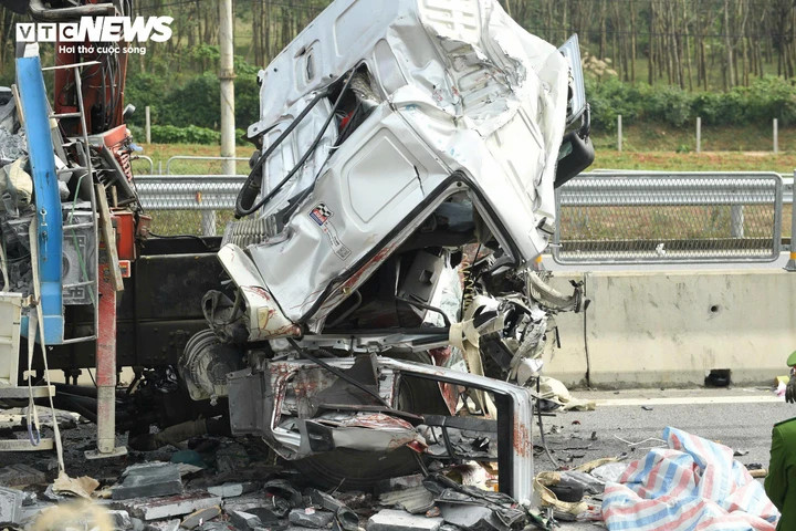 Đầu của chiếc xe tải biến dạng, hư hỏng gần như hoàn toàn sau cú tông mạnh vào xe đầu kéo làm nhiều người thương vong.