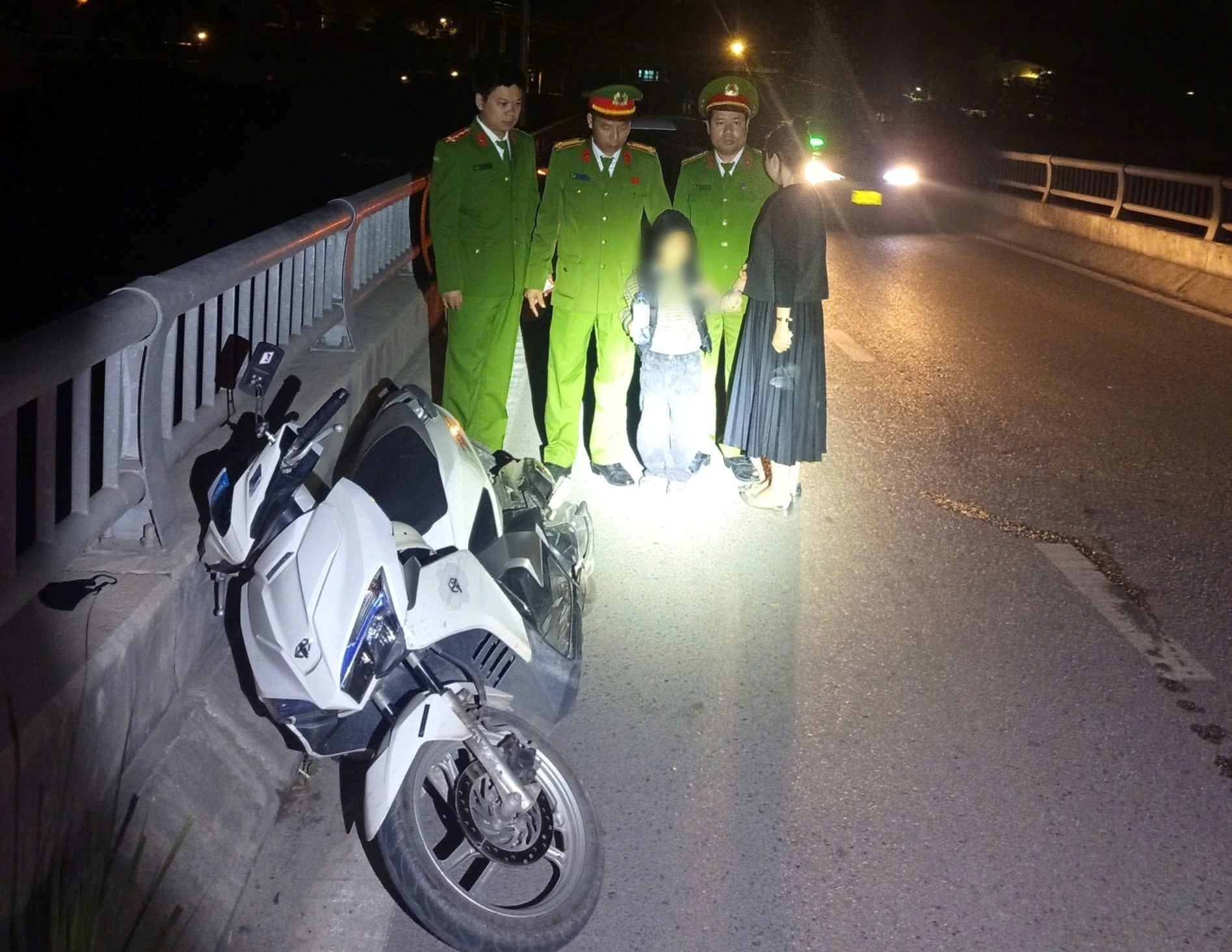 Hải Phòng ngăn chặn kịp thời người mẹ buộc tay con định nhảy cầu tự tử - Ảnh 2.