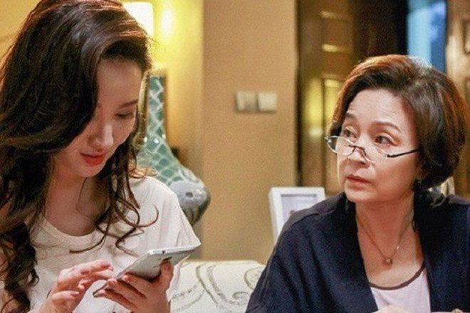 Mẹ chồng lên chăm con giúp mỗi năm tôi biếu bà 50 triệu nhìn số dư tài khoản của bà sau 6 năm mà tôi run tay