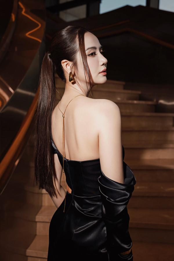 Nữ tổng tài phim 'Cách em 1 milimet' đời thực khoe lưng ong nuột nà, gợi cảm - Ảnh 2.