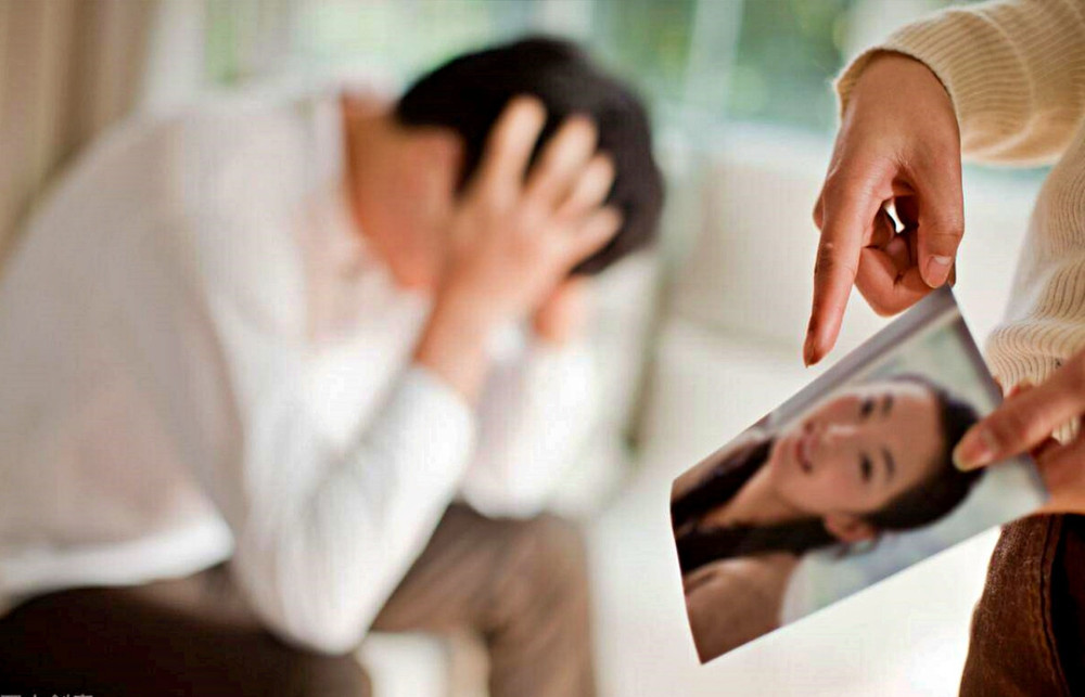 Vợ chịu khổ 8 năm, chồng 'báo đáp' bằng căn chung cư cho nhân tình và con riêng - Ảnh 2.