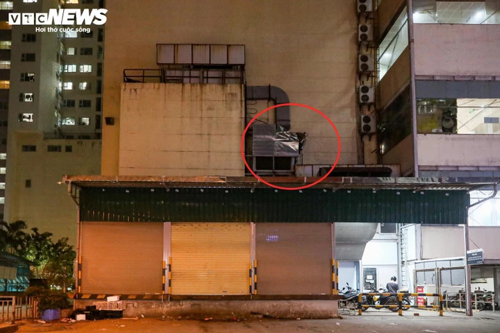 Cháu bé rơi từ tầng cao xuống và vướng vào tấm tôn nhô ra, giúp giảm đáng kể lực va đập và may mắn giữ được tính mạng. (Ảnh: Minh Đức)