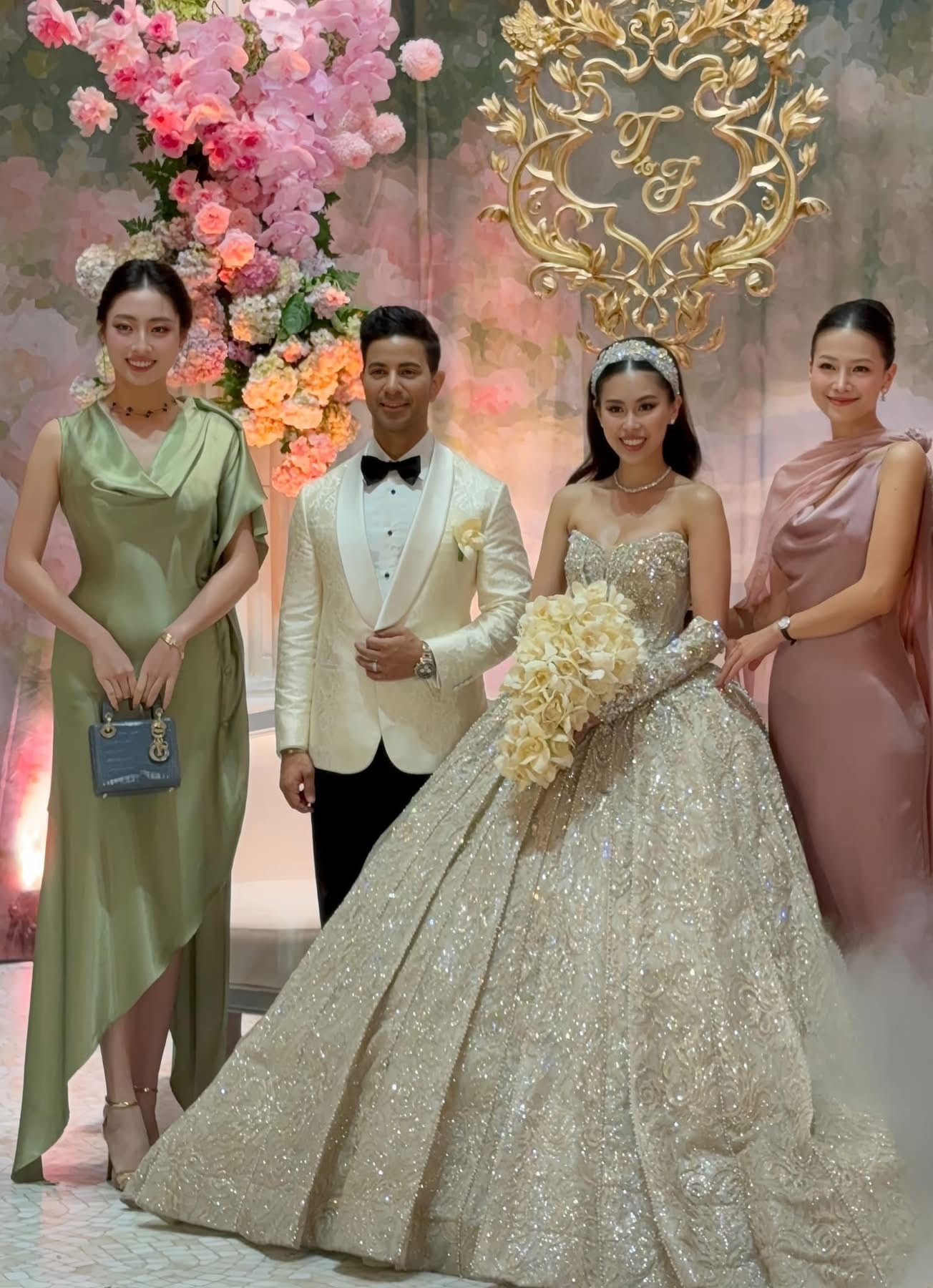 Bộ trang sức kim cương giá trị Tiên Nguyễn đeo trong hôn lễ