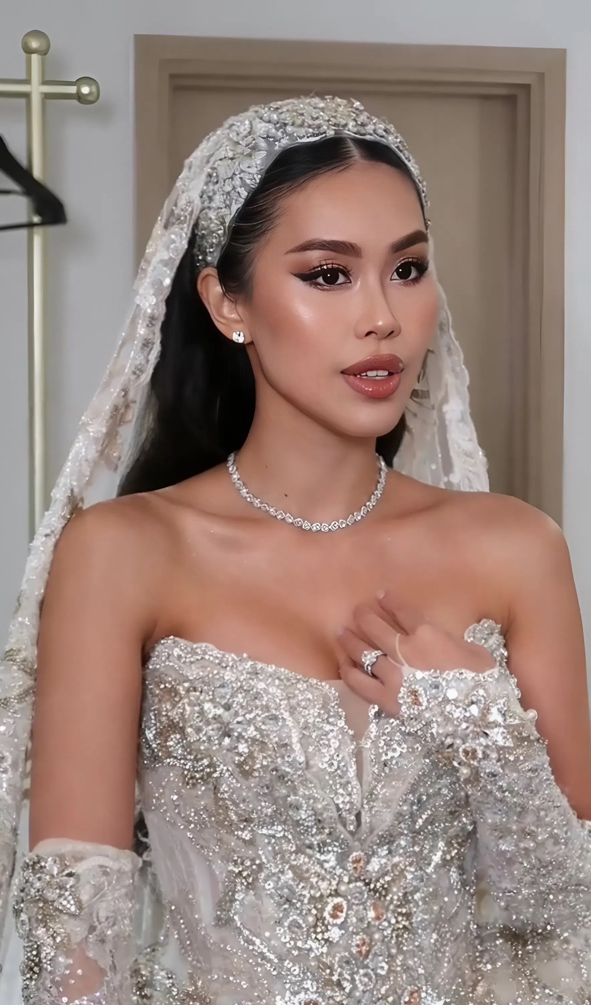 Bộ trang sức kim cương giá trị Tiên Nguyễn đeo trong hôn lễ