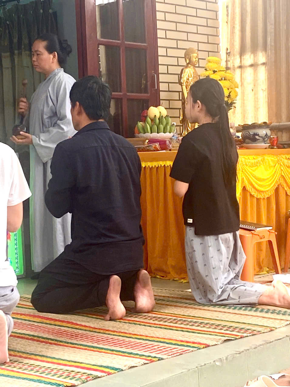 Con gái Thương Tín buồn bã chịu tang cha , kỷ niệm đau thương tại Phan Rang - Ảnh 2.