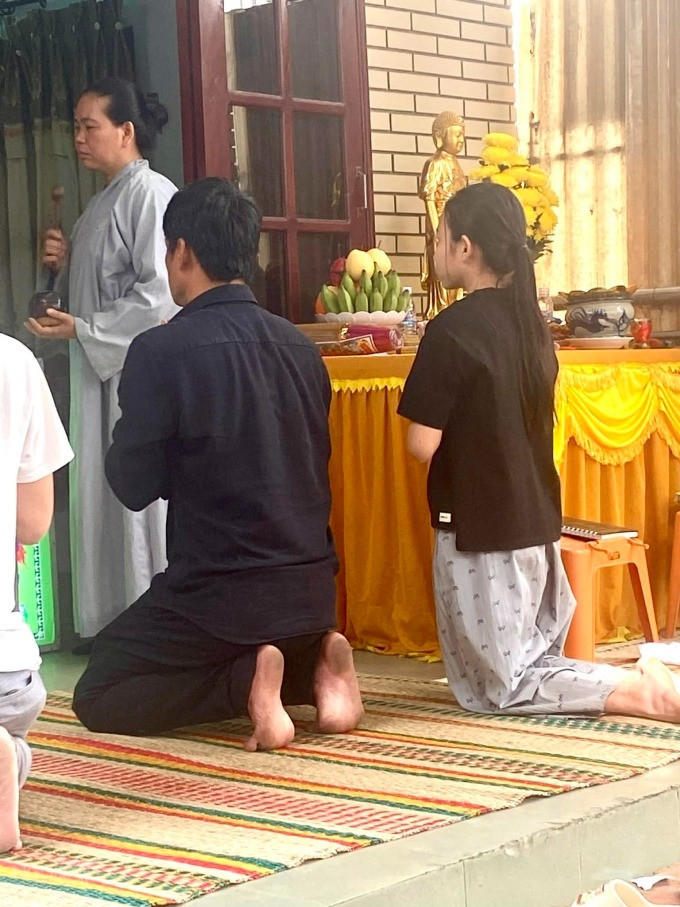 Hình ảnh hiếm hoi của con gái Thương Tín về chịu tang cha