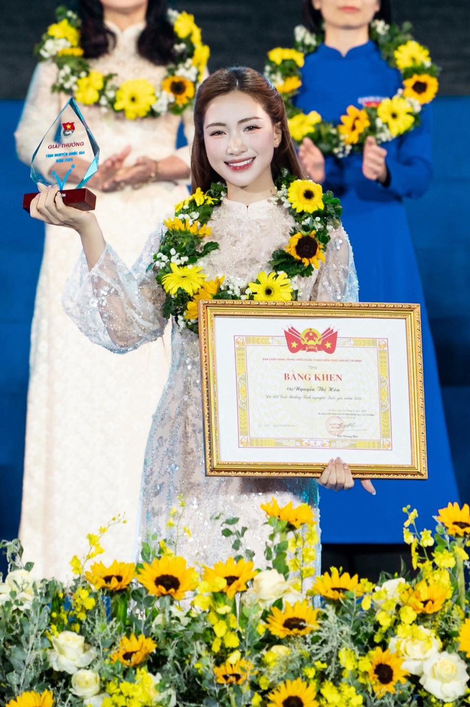 Hòa Minzy nhận giải thưởng tình nguyện Quốc gia và thành công Âm nhạc năm 2025 - Ảnh 1.