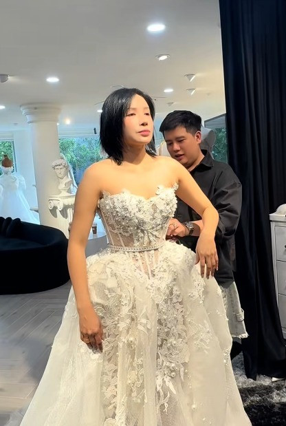 Khả Như lộ ảnh thử váy cưới chuẩn bị kết hôn với Huỳnh Phương