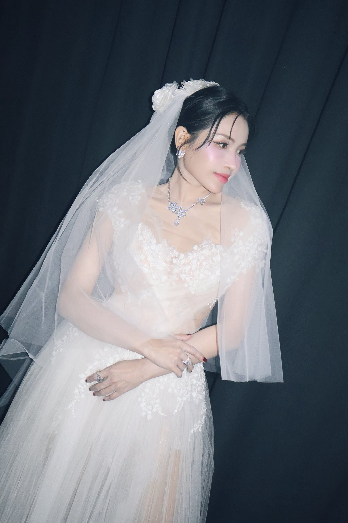 Khả Như lộ ảnh thử váy cưới chuẩn bị kết hôn với Huỳnh Phương