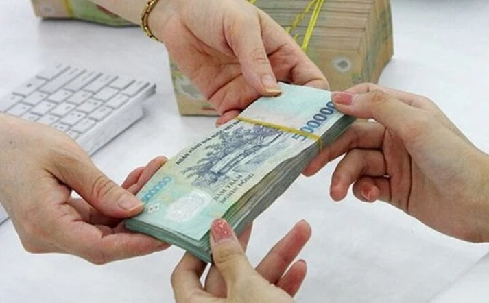 Theo chuyên gia, việc tạm dừng hoặc thu hẹp các gói vay ưu đãi cho người trẻ xuất phát chủ yếu từ áp lực lãi suất tăng trở lại trên thị trường. (Ảnh minh họa)