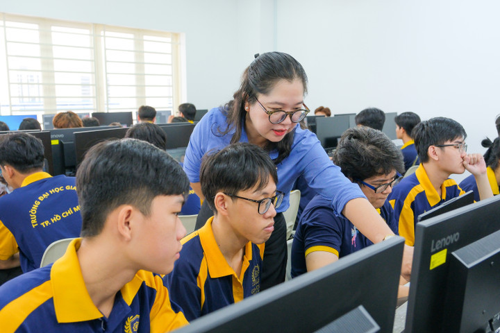 Sinh viên mới tốt nghiệp làm vị trí phát triển phần mềm được trả mức lương cao nhất trong các ngành nghề. (Ảnh minh hoạ)