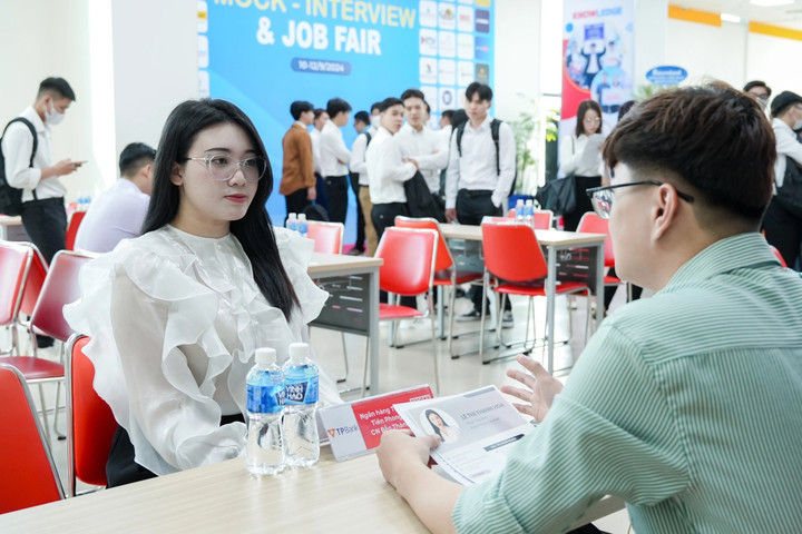 Doanh nghiệp ưu tiên tuyển dụng sinh viên tại các vị trí kinh doanh, bán hàng và dịch vụ khách hàng (Ảnh minh hoạ)