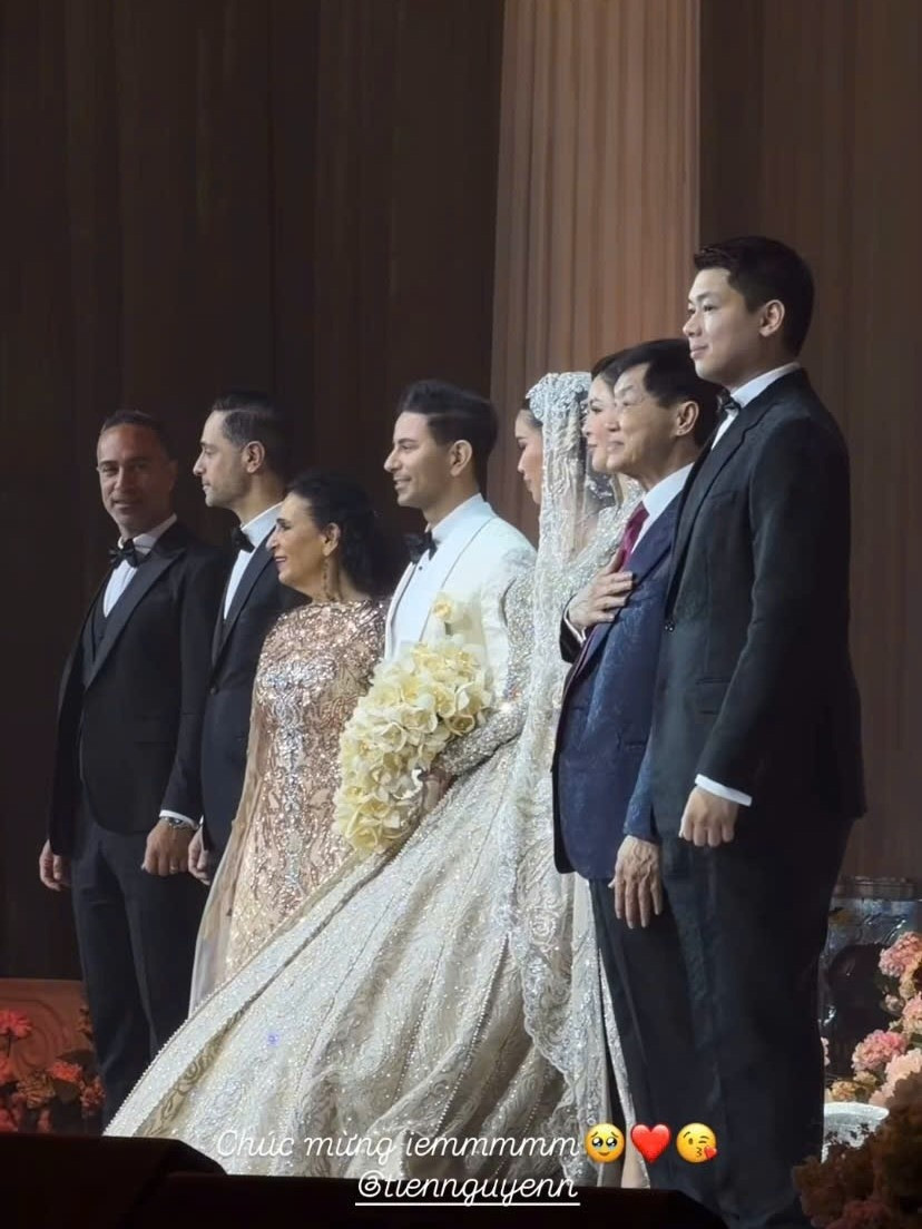 Thiếu gia Hiếu Nguyễn gây sốt vì chiều cao khủng