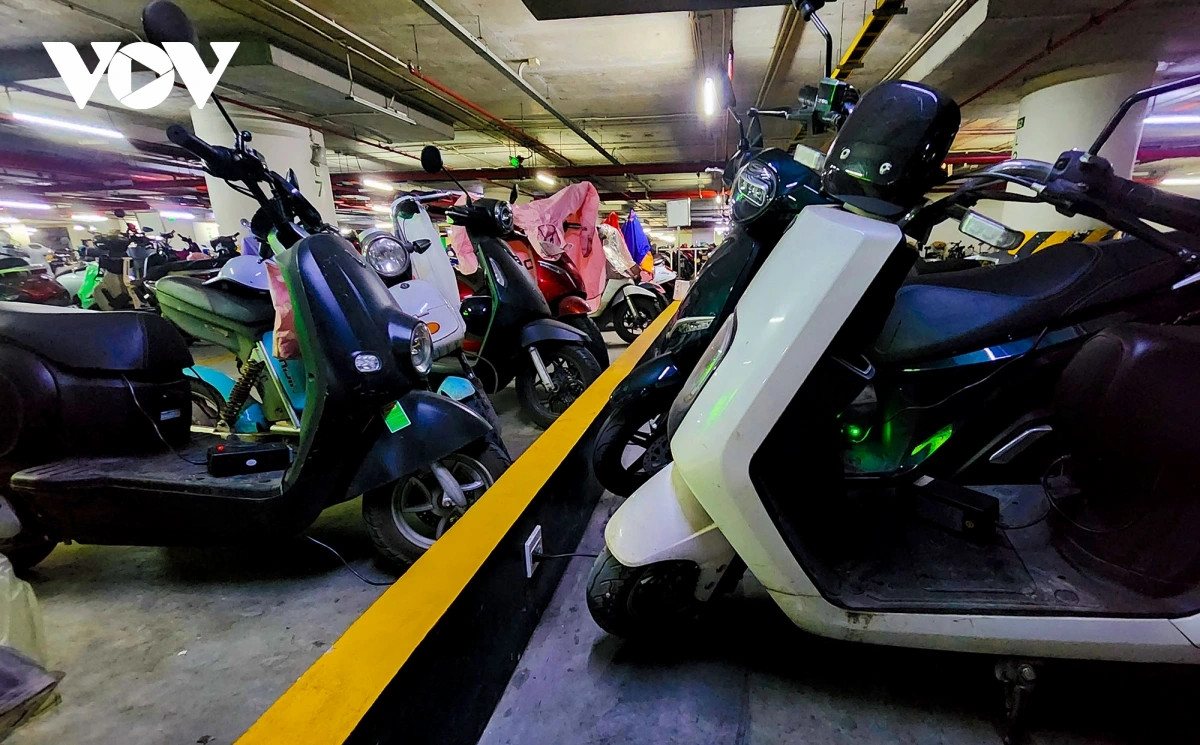 nhieu ham chung cu o ha noi chi nhan gui xe dien, chua co cho sac vi lo chay no hinh anh 2