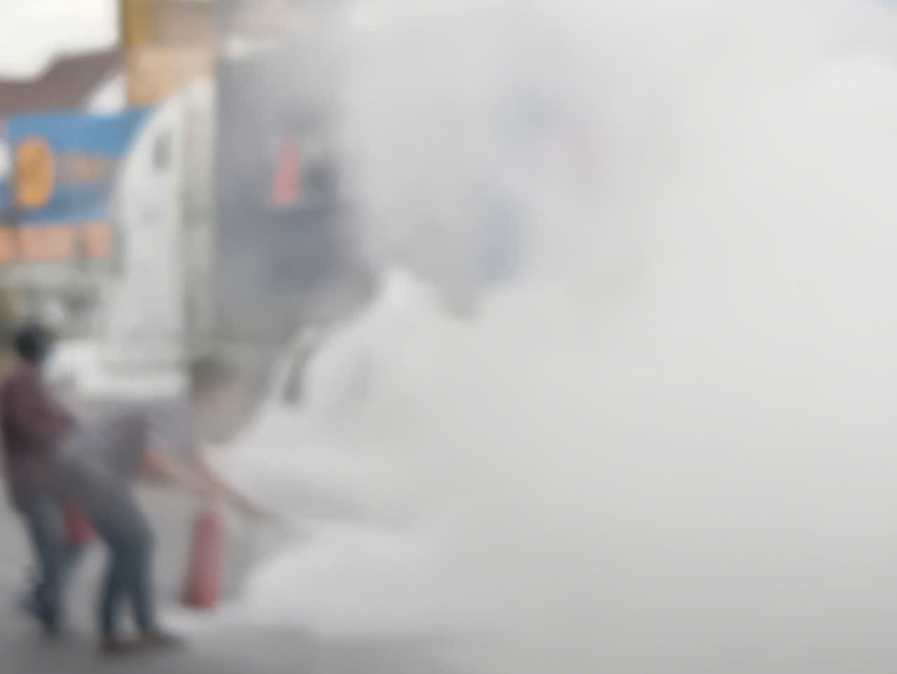 Ô tô 5 chỗ bốc cháy dữ dội trên Quốc lộ 1 Sau tiếng nổ lớn - Ảnh 2.