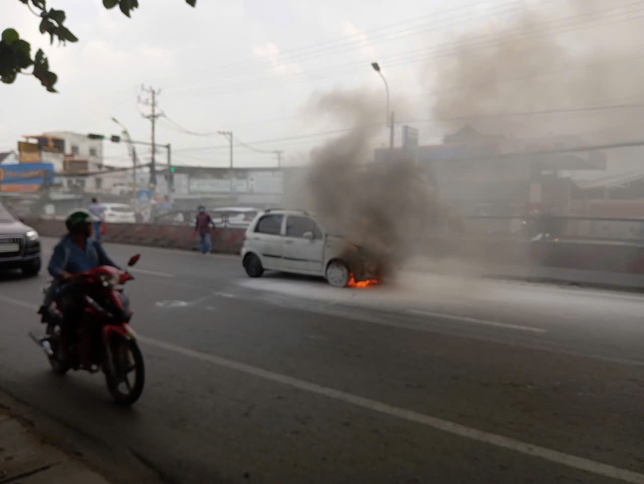 Ô tô 5 chỗ bốc cháy dữ dội trên Quốc lộ 1 Sau tiếng nổ lớn - Ảnh 1.